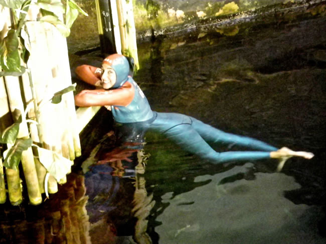 Amelia de los Rios is a mermaid at Oceanarium Restaurant Amelia de los Rios is a mermaid at Oceanarium Restaurant