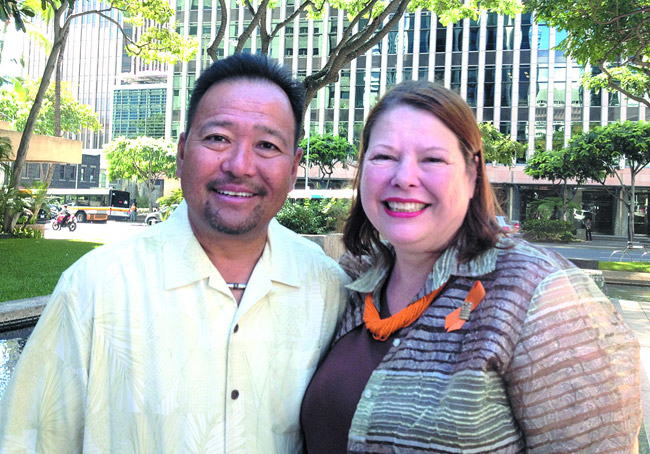 Gerald Shintaku of Kraft Foods (left) and Hawaii Foodbank’s Polly Kauahi at the Nov. 4 Kraft Check-Out Hunger kickoff | Jo McGarry photo