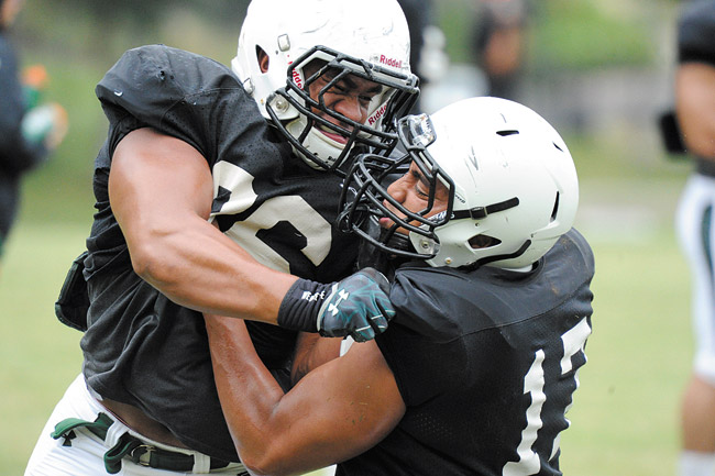 UH linebackers Lance Williams (left) and Benetton Fonua in a drill last week. Craig Kojima/Star-Advertiser photo