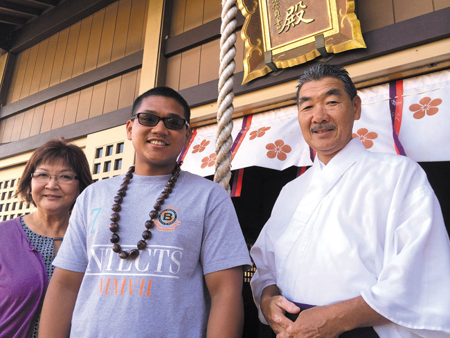 Melvin Monces (center) with Diane Nishida, a member of the Kotohira Jinsha shrine's board and scholarship committee, and Rev. Masa Takizawa | Photo from Melvin Monces