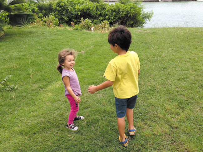 Hana, wearing her now-lost shoes, playing with brother Kaimana PHOTO FROM TANNYA JOAQUIN