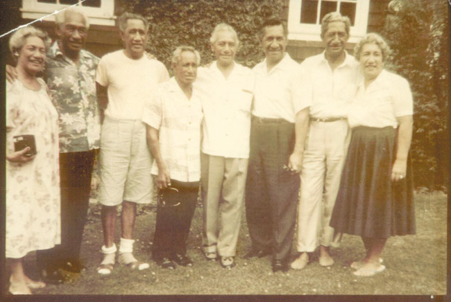 Kahanamoku ohana (from left): Bernice Puahi Kahaleula Kahanamoku, Duke Paoa Kahanamoku, David Piikoi Kahanamoku, William Puukoholai Kahanamoku, Samuel Alapai Kahanamoku, Louis Kooliko Kahanamoku, Sargaret Kakiana Kahanamoku and Julia Kapiolani Kahanamoku PHOTO COURTESY ELIANNE KAHANAMOKU-VANNATTA