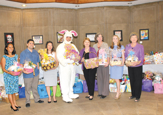 (From left) State Rep. Della Au Belatti, Institute for Human Services director Kimo Carvalho, state Sen. Suzanne Chun Oakland, state Rep. Feki Pouha, state Sens. Rozalyn Baker and Laura Thielen, and state Reps. Lauren Kealohilani Matsumoto and Cynthia Thielen. Photo from 2015 Women's Legislative Caucus.