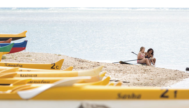 Jackie Fernandez and Lenox Alexander search for shells during a recent outing at Maunalua Bay. PHOTO BY BODIE COLLINS, BCOLLINS@MIDWEEK.COM