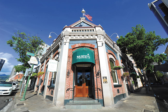 Located at Merchant and Nuuanu downtown, Murphy's is the quintessential Irish pub, enjoyed by patrons of all sorts LAWRENCE TABUDLO PHOTOS